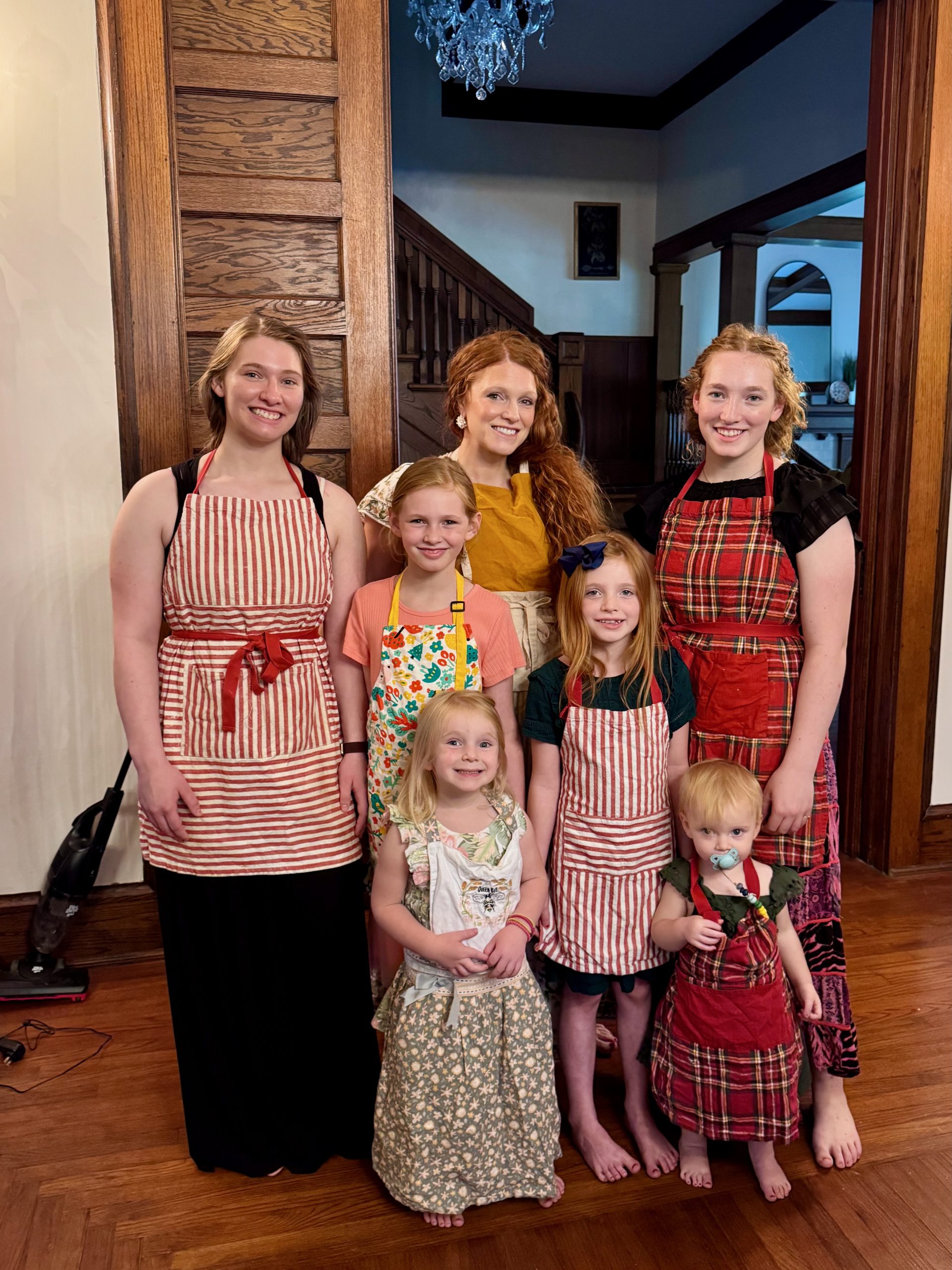 my 6 girls with their aprons on and ready :D